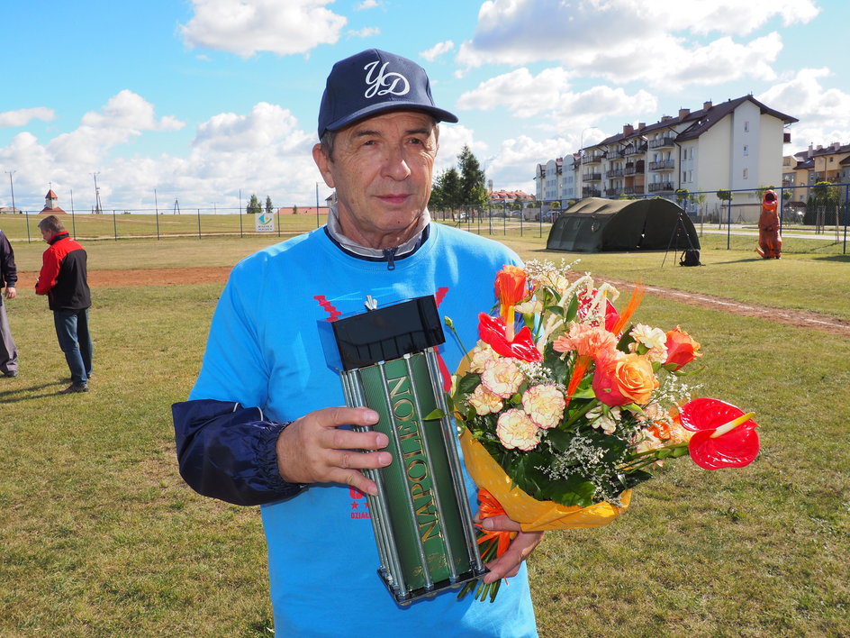 Zdzisław Ziółkowski z kwiatami i prezentem, które dostał od swoich podopiecznych na 65-te urodziny