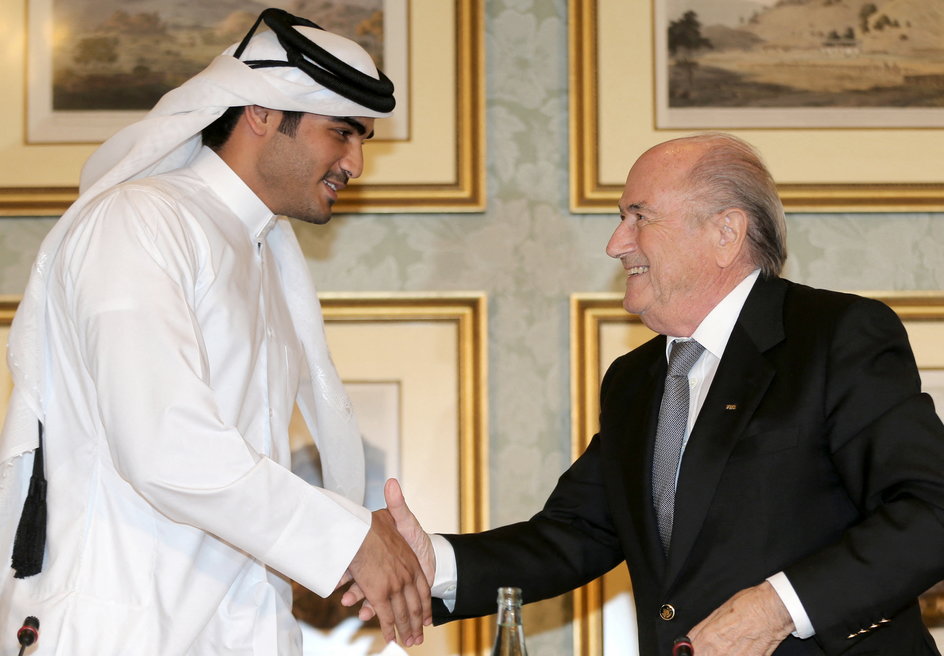 Sepp Blatter w towarzystwie szejka Mohammeda Bin Hammad, który stał na czele katarskiego zespołu ubiegającego się o organizację mistrzostw świata w 2022 r.