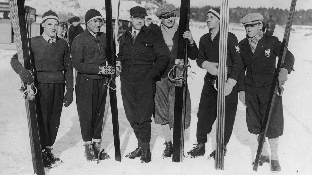 Polscy narciarze na zimowych igrzyskach olimpijskich w Lake Placid. Stoją od lewej: Andrzej Marusarz, Bronisław Czech, inżynier Jan Woyniewicz, Stanisław Skupień, Stanisław Marusarz i Zdzisław Motyka.