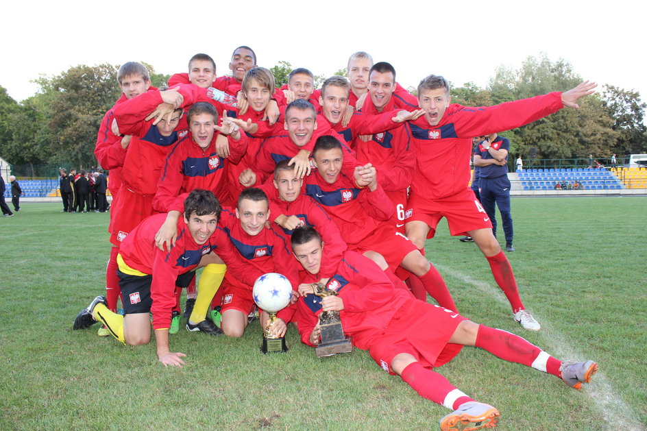 Reprezentacja Polski U-17 po triumfie w Pucharze Syrenki jesienią 2011 roku. Z prawej w górnym rzędzie kapitan Gracjan Horoszkiewicz