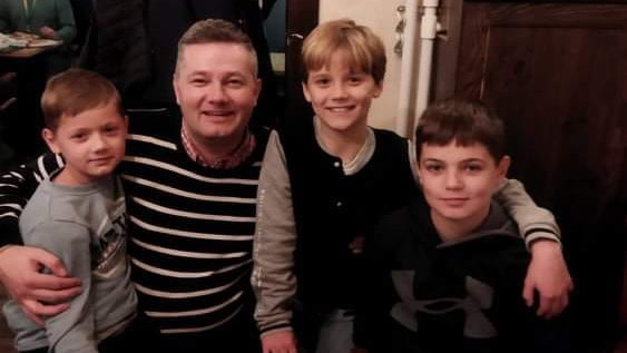Tomasz Tankiewicz z synami Robert pierwszy z prawej