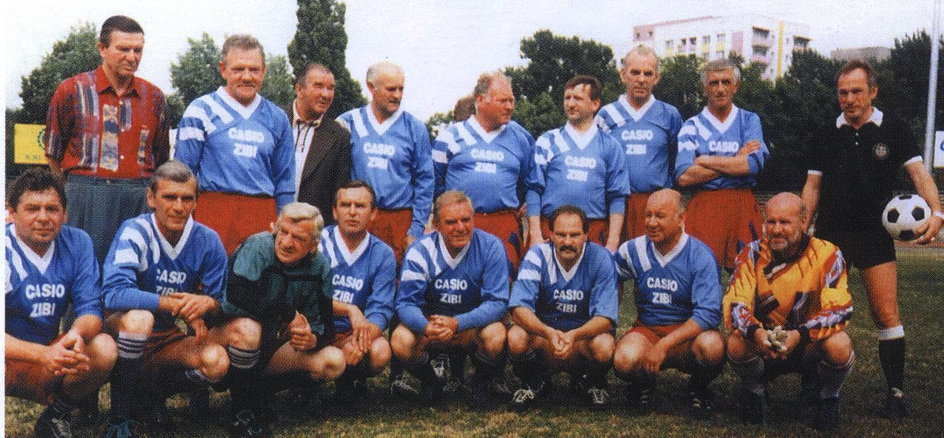 29 czerwca 1996 r. spotkanie Oldboye Polonii – Oldboye Zawiszy. Józef Boniek stoi trzeci od prawej.