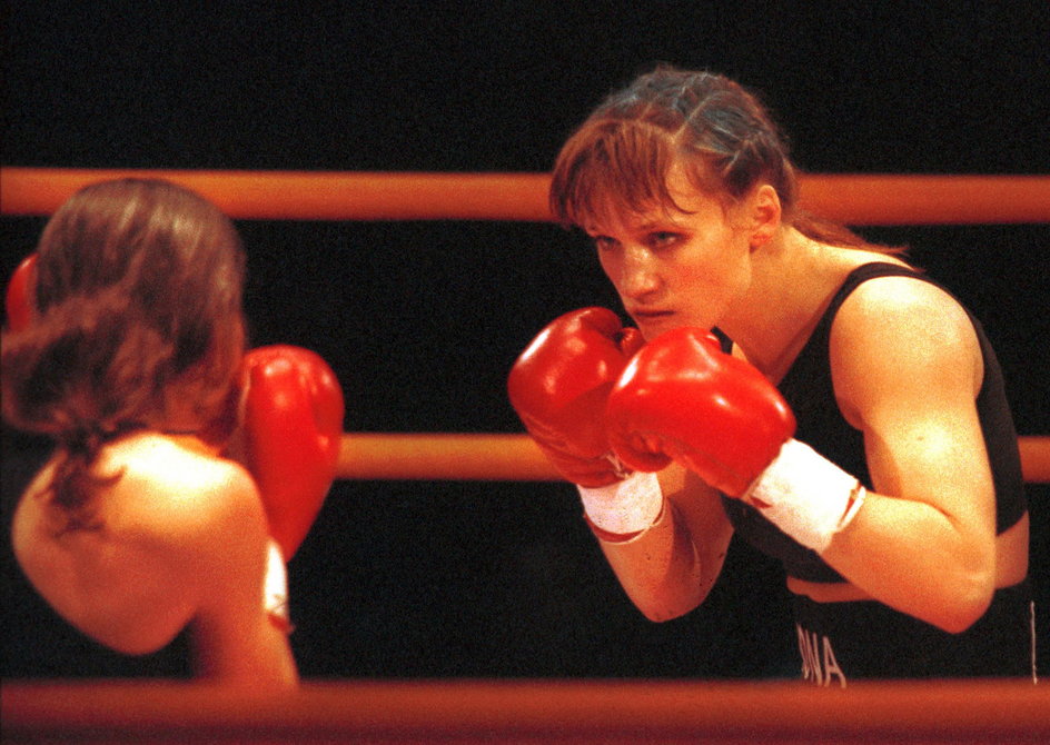 Przez wiele lat kariery Iwona Guzowska była związana ze sportami walki. Od taekwondo, przez kick-boxing po boks zawodowy.