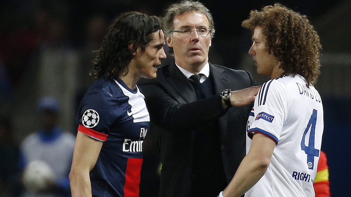 Od lewej: napastnik PSG Edinson Cavani, trener Laurent Blanc i obrońca Chelsea David Luiz