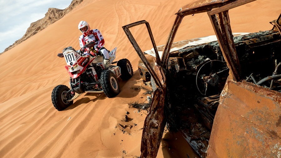 Rafał Sonik w czasie treningu na pustyni w Emiratach Arabskich, fot. Fot. Mateusz Szelc