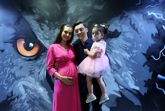 Mesut Oezil i Amine Gulse ze starszą córką