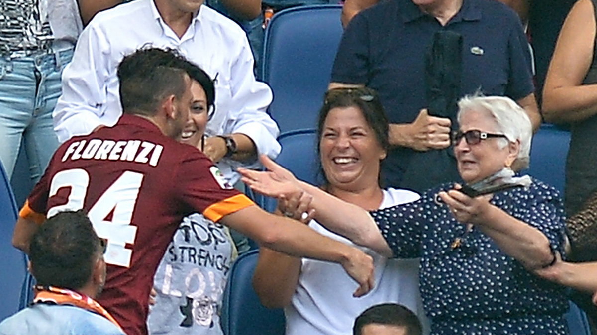 Alessandro Florenzi wyściskał babcię na trybunach po zdobyciu gola dla Romy w meczu przeciwko Cagliari (21.09.2014)