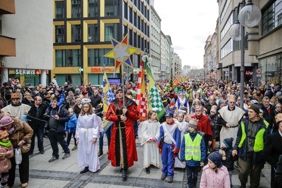 Styczniowa parada ulicami Wrocławia z okazji święta Trzech Króli. Orszak prowadzi Andrzej Wierzgacz (z gwiazdą).  