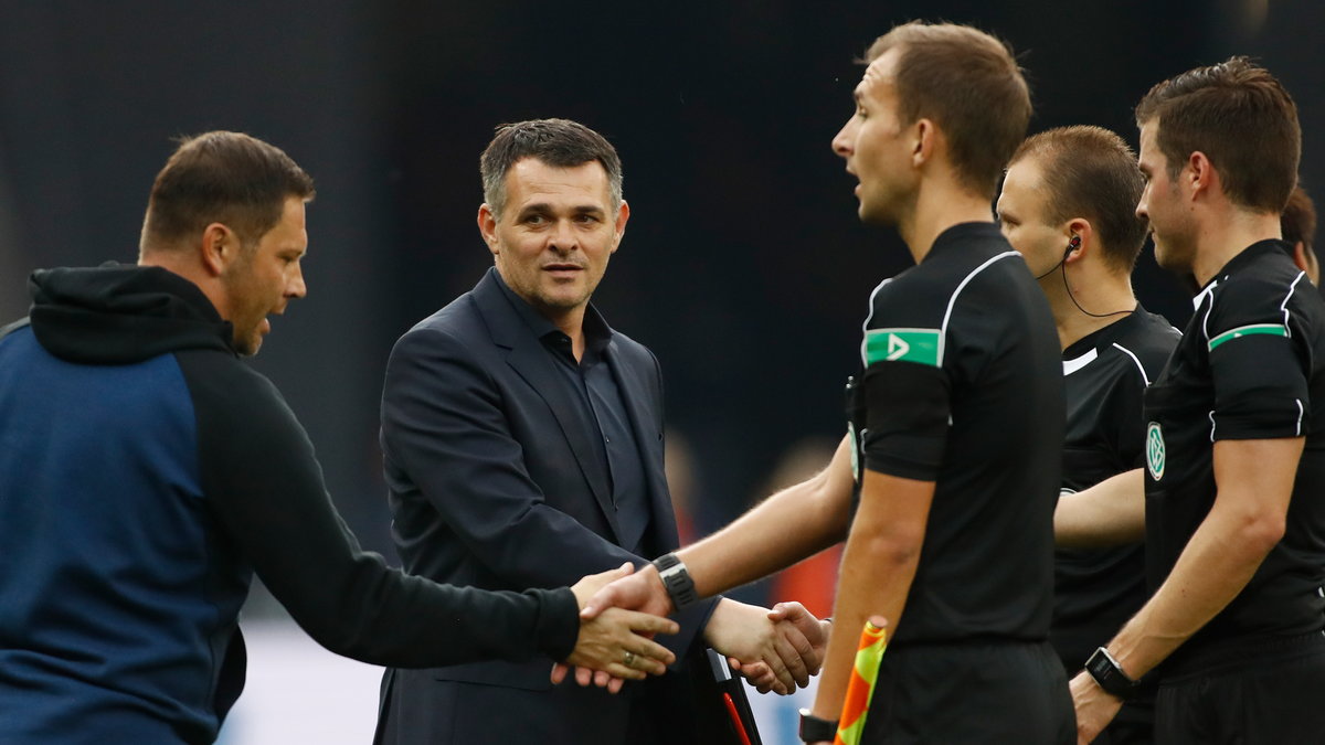 Willy Sagnol wita się z piłkarzami Herthy, gdy jako trener Bayernu prowadził zespół w jedynym spotkaniu.