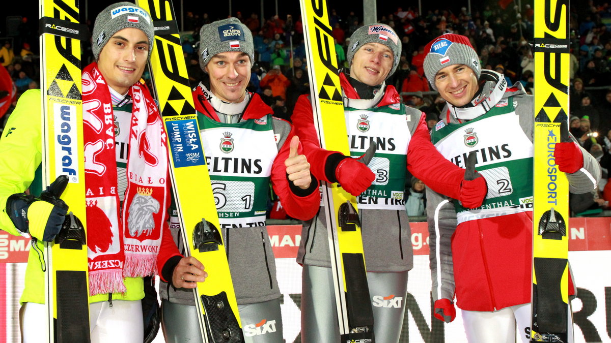 To oni jadą podbić Turniej Czterech Skoczni. Od lewej: Maciej Kot, Piotr Żyła, Dawid Kubacki i Kamil Stoch