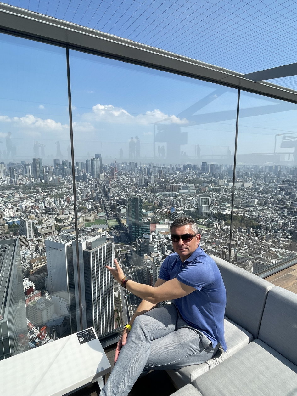 Rafał Janas w Tokio na tarasie widokowym Shubuya Sky