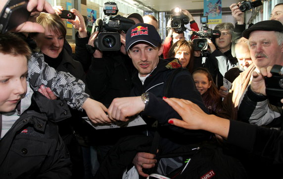 Adam Małysz rozdaje autografy na lotnisku w podkrakowskich Balicach, fot. PAP/Jacek Bednarczyk