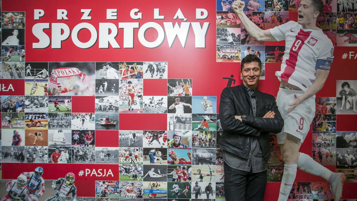 Robert Lewandowski oparty o słynną ścianę redakcji „Przeglądu Sportowego”