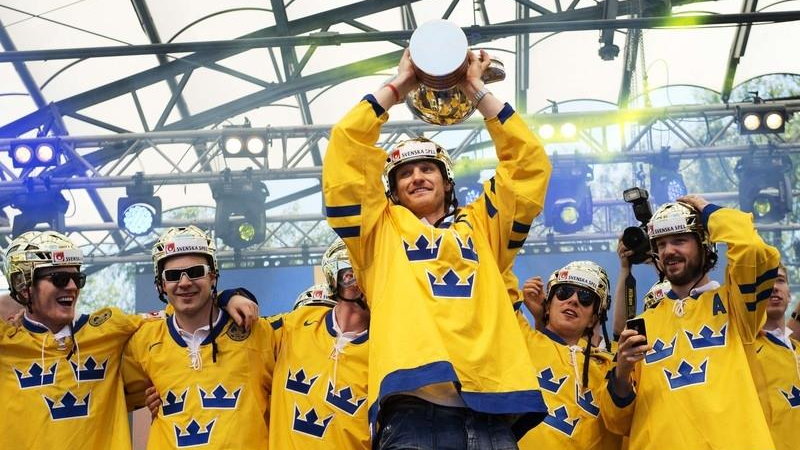 Szwedzcy hokeiści celebrują mistrzostwo