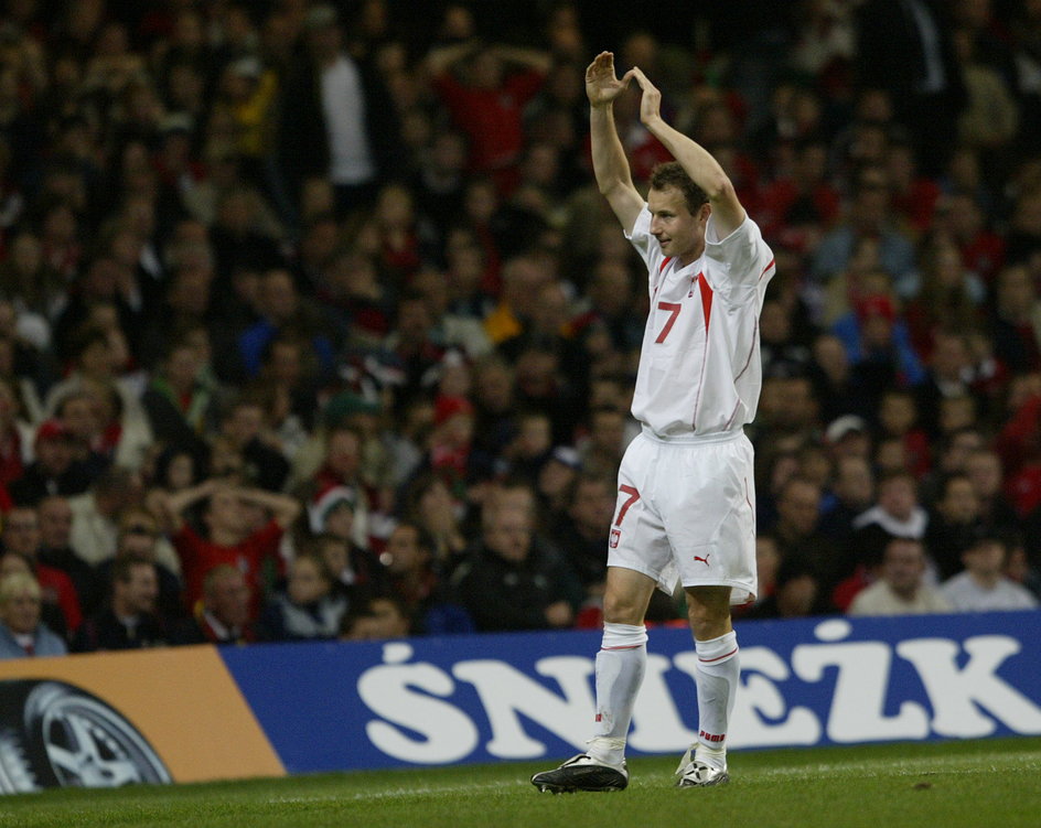 Radość Tomasza Frankowskiego z bramki w wyjazdowym meczu eliminacji mundialu z Walią w 2004 r.