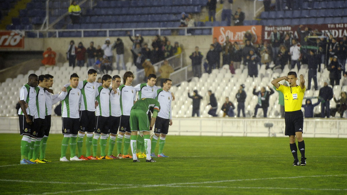 Sędzia kończy mecz Racing Santander - Real Sociedad