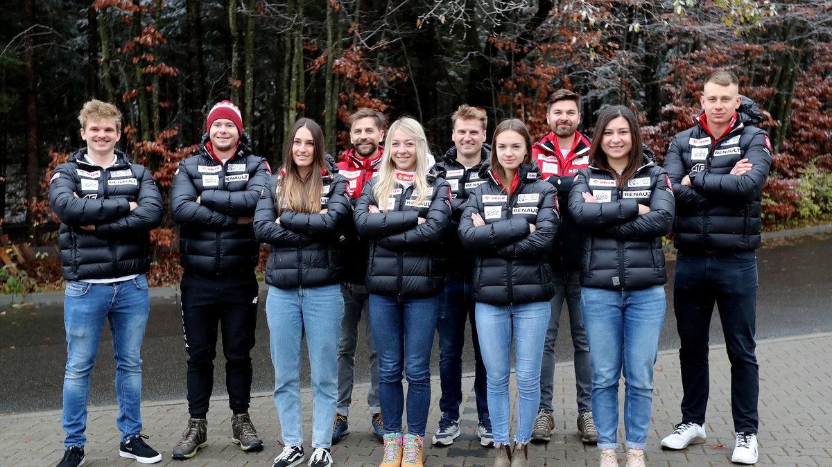 Polscy snowboardziści wraz ze sztabem szkoleniowym: Mikołaj Rutkowski, Oskar Kwiatkowski, Aleksandra Król, fizjoterapeuta Przemysław Buczyński, Maria Chyc, trener kadry Oskar Bom, Aleksandra Michalik, trener przygotowania motorycznego Grzegorz Salwierak, Olimpia Kwiatkowska i Michał Nowaczyk