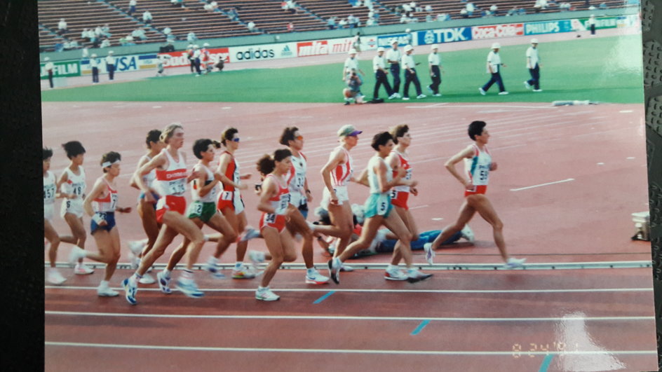 Chwilę po 19.00 lokalnego czasu biegaczki ruszyły na trasę maratonu w Tokio. Na czele Portugalka Rosa Mota, która nie zdołała obronić tytułu. Za nią jak cień Wanda Panfil.