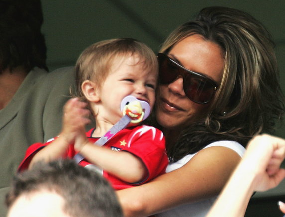 Romeo Beckham z mamą w 2004 roku