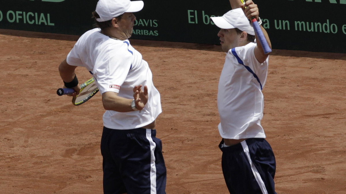 Bob Bryan (L) i Mike Bryan