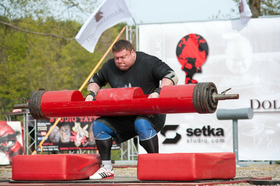 Zydrunas Savickas podczas zawodów w Dolnie Charlotty w 2014 r. Zdjęcie zrobione w momencie, gdy pobijał należący do niego rekord świata w wyciskaniu belki.