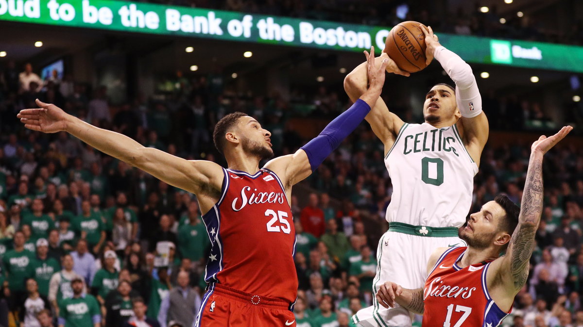 Jayson Tatum oddający rzut nad Benem Simmonsem i JJem Redickiem