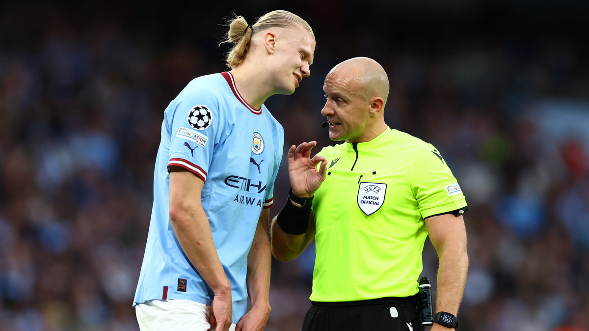 Szymon Marciniak (z prawej) i Erling Haaland. (Manchester City 4:0 Real Madryt).