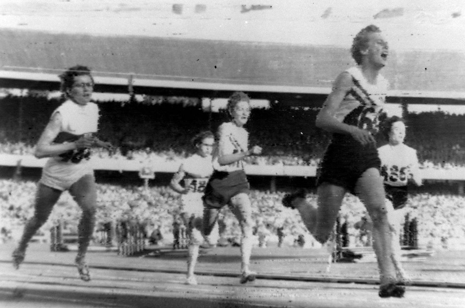 Igrzyska Olimpijskie w Melbourne w 1956 roku. Betty Cuthbert z Australii wygrywa finał biegu na 200 metrów.