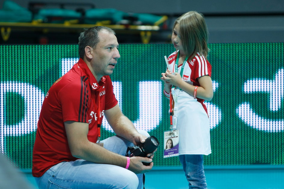 Jacek Olszewski (mąż Agaty Mróz-Olszewskiej) z córką Lilianą podczas meczu Reprezentacji Polski ze Złotą Drużyną Niemczyka w 2013 roku