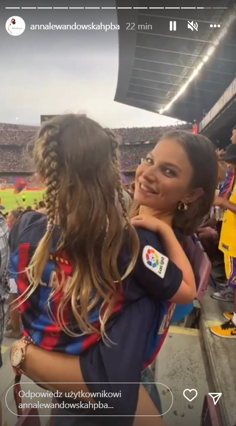Anna Lewandowska z córką na meczu FC Barcelona