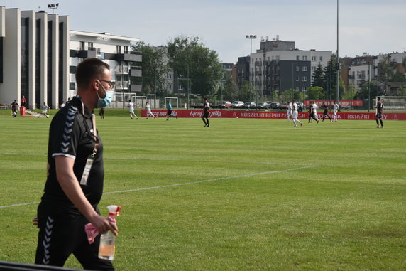 Organizacja meczu w dobie pandemii koronawirusa. Spotkanie Garbarnia Kraków - Widzew Łódź