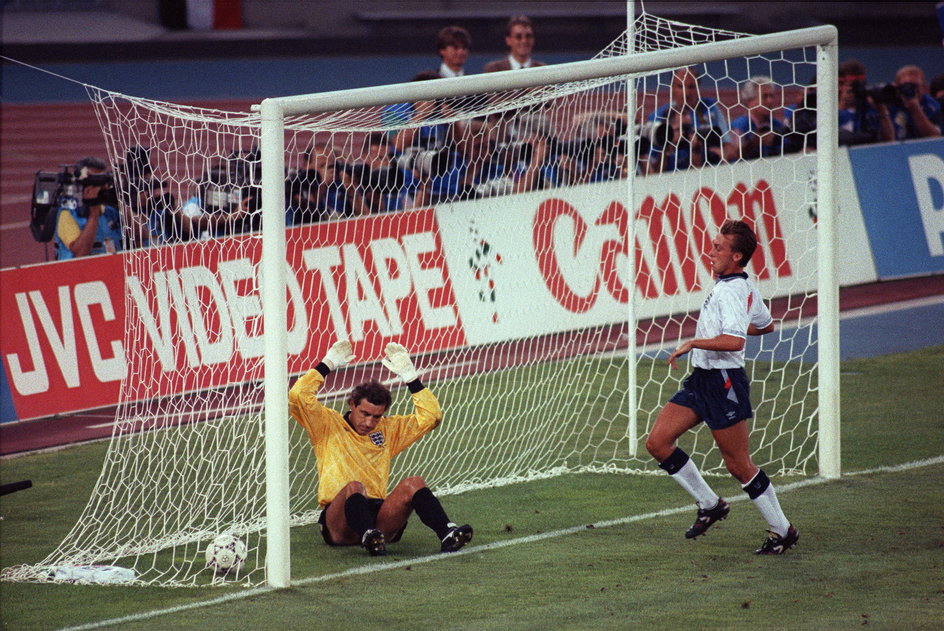 Peter Shilton profesjonalną karierę zaczął w roku, gdy Anglicy zdobyli mistrzostwo świata. 7 lat później jako bramkarz reprezentacji „puścił pod brzuchem” strzał Jana Domarskiego na Wembley. Po kolejnych 13 latach został oszukany przez Diego Maradonę. Po meczu z Argentyną grał jeszcze przez 11 lat.  