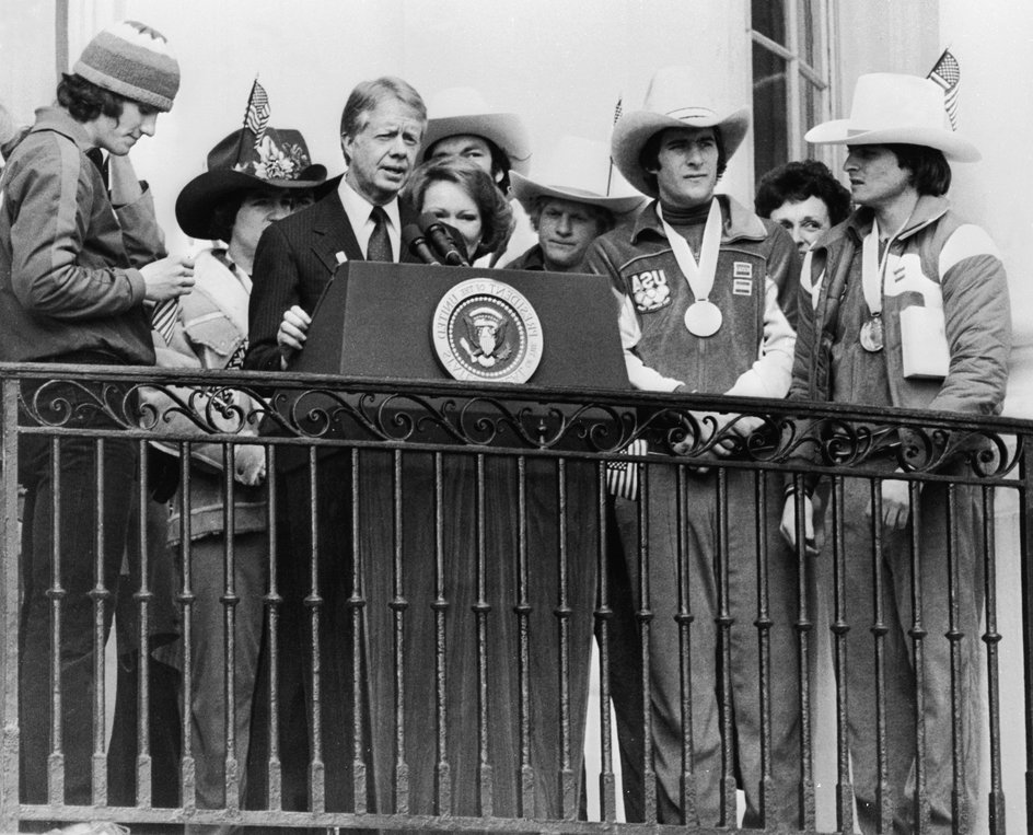 Jimmy Carter wraz z hokeistami Stanów Zjednoczonych 1980 r., którzy wygrali kilka dni wcześniej złoto igrzysk olimpijskich u siebie w Lake Placid