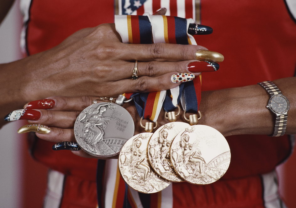 Charakterystyczne paznokcie i medalowy dorobek Florence Griffith-Joyner na IO w Seulu w 1988 r.