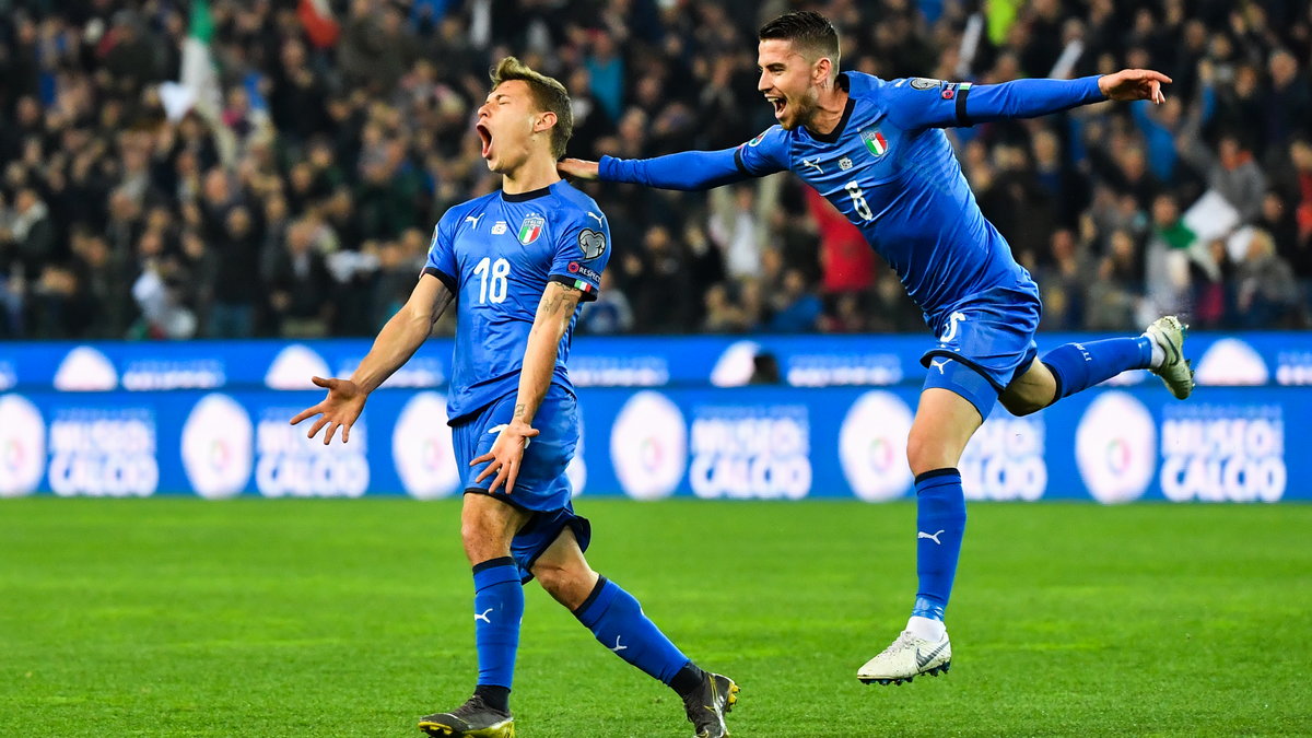 Nicolo Barella odbiera gratulacje po zdobyciu bramki