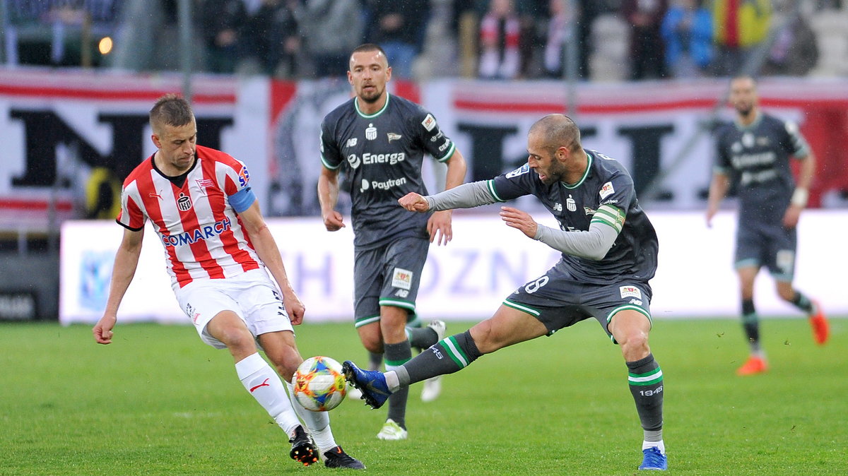 Flavio Paixao i Artur Sobiech (Lechia Gdańsk) w walce o piłkę z Januszem Golem (Cracovia)