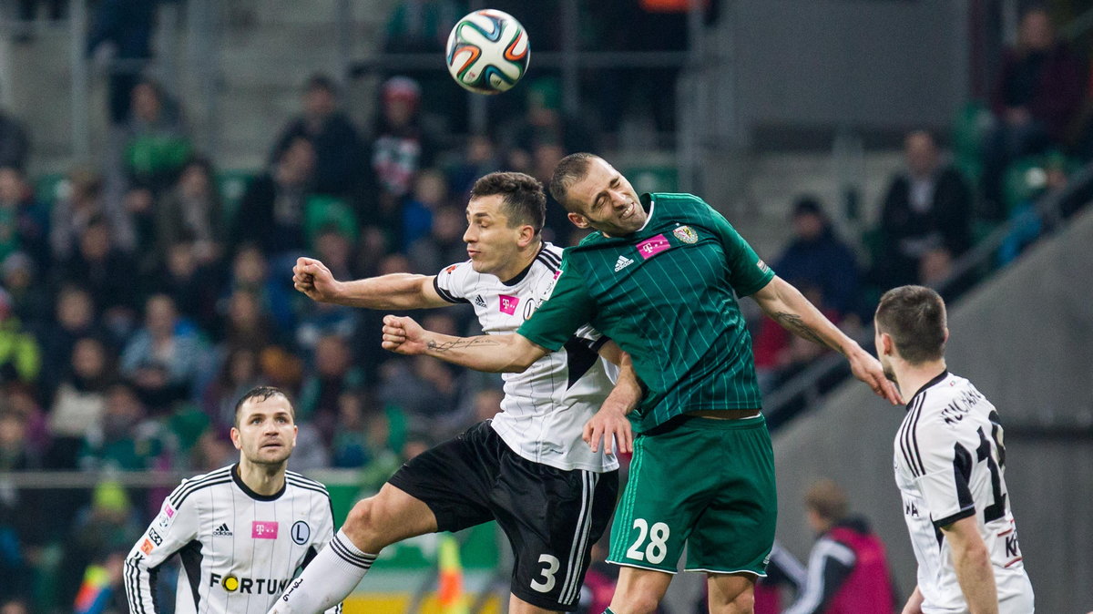 Tomasz Jodłowiec (Legia, z lewej) w walce z Flavio Paixao (Śląsk)