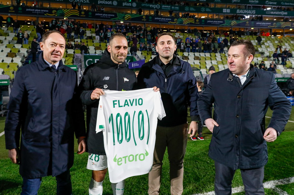 Flavio prezentuje okolicznościową koszulkę w gronie zarządu Lechii. To było podwójne święto - w jednym meczu Paixao zdobył swoją setną bramkę w ekstraklasie i tysięczną dla Biało-Zielonych w elicie.