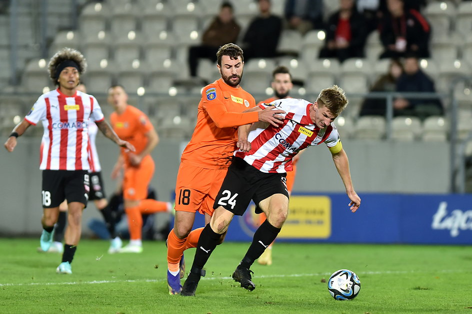 Juan Munoz w walce o piłkę podczas meczu 1/16 finału Pucharu Polski z Cracovią (0:1)