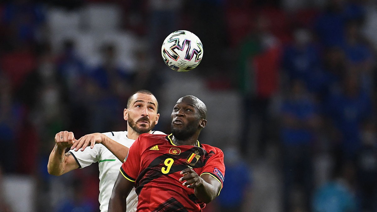 Leonardo Bonucci w starciu z Romelu Lukaku w wygranym przez Włochy ćwierćfinale mistrzostw Europy z Belgią 2:1.