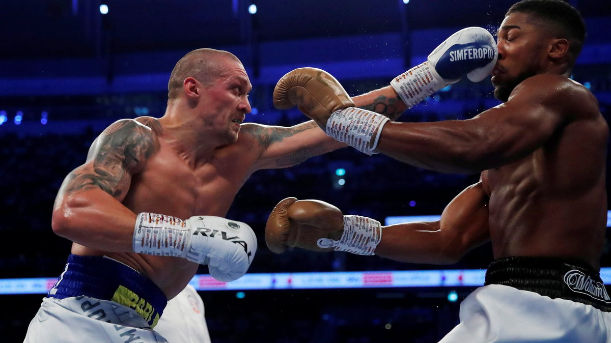 25 września w Londynie, przed 65 tysiącami widzów na stadionie Tottenhamu, 34-letni Ołeksandr Usyk zdetronizował Antony’ego Joshuę, wygrywając jednogłośnie na punkty (117:112, 116:112, 115:113). Była to potyczka dwóch mistrzów olimpijskich z 2012 roku.