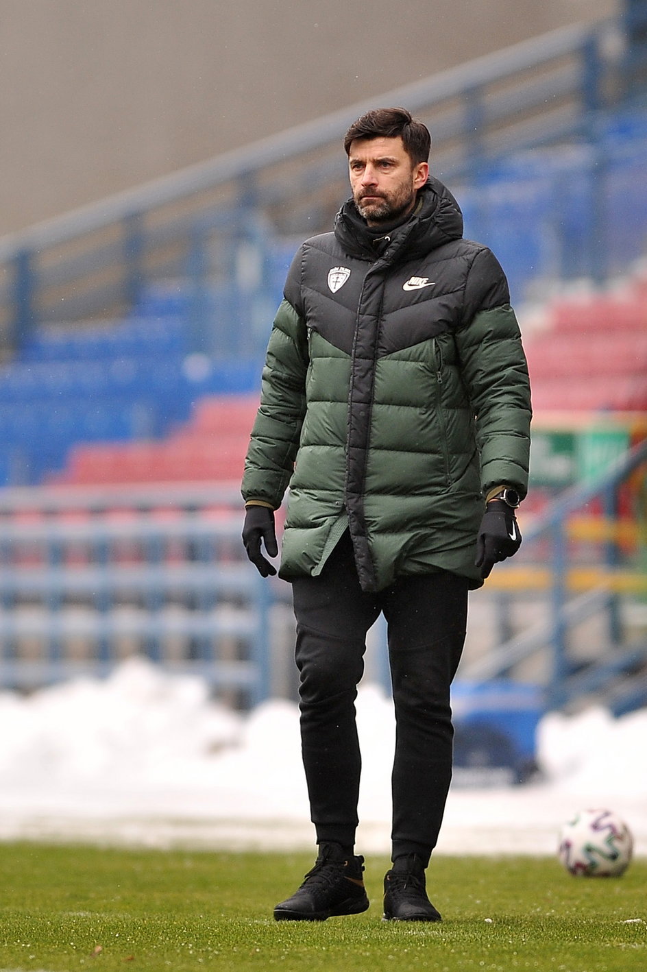 Pavol Staňo pracuje w MŠK Žilina pracuje od 2 stycznia 2020 roku. Ma 43 lata. Jego bilans w klubie to: 24 zwycięstwa, 7 remisów i 14 porażek.