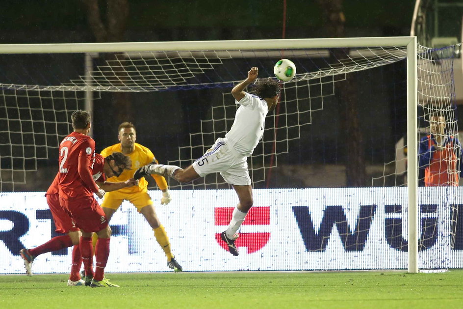 Alessandro Della Valle strzela gola Borucowi w meczu San Marino - Polska (2013 r)