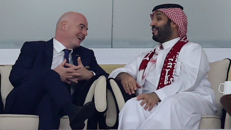 Gianni Infantino (L) i Mohammed bin Salman