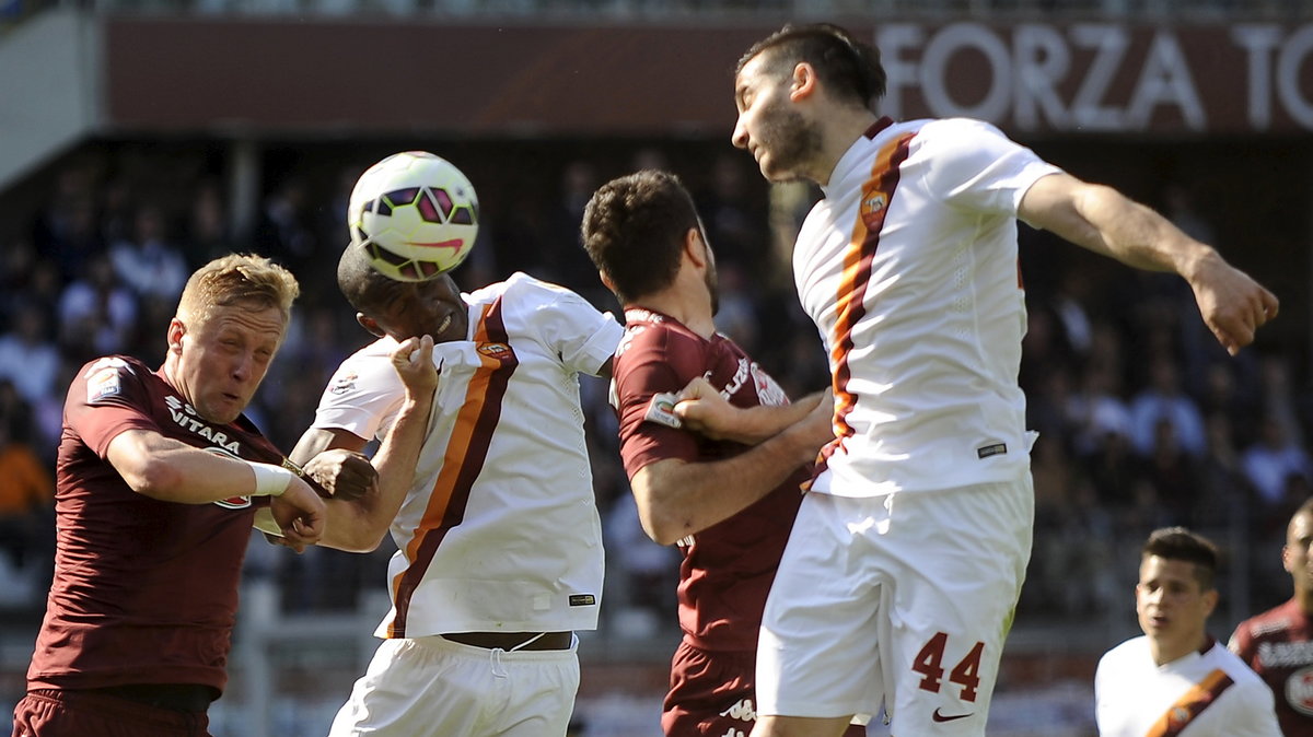 AS Roma's Victor Ibarbo (2nd L) and Kostas Manolas (R) fight for an aerial ball with Torino's Kamil Glik (L) and Cristian Molinaro (2nd R) during their Italian Serie A soccer match in Turin