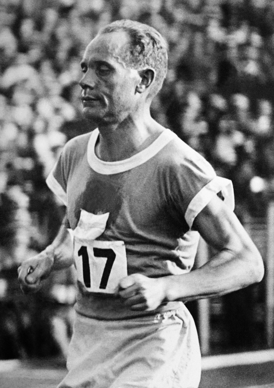 Paavo Nurmi i Hannes Kolehmainen zapalili znicz olimpijski. Na zdjęciu pierwszy z legendarnych biegaczy.