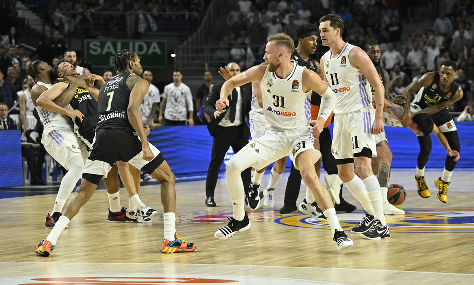 Bójka w Madrycie. Z lewej Yabusele atakuje Exuma