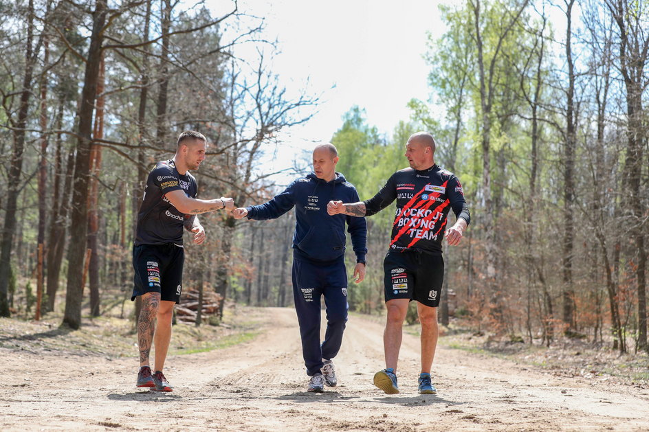 Adam Balski i Krzysztof Głowacki z trenerem Fiodorem Łapinem podczas leśnego treningu.