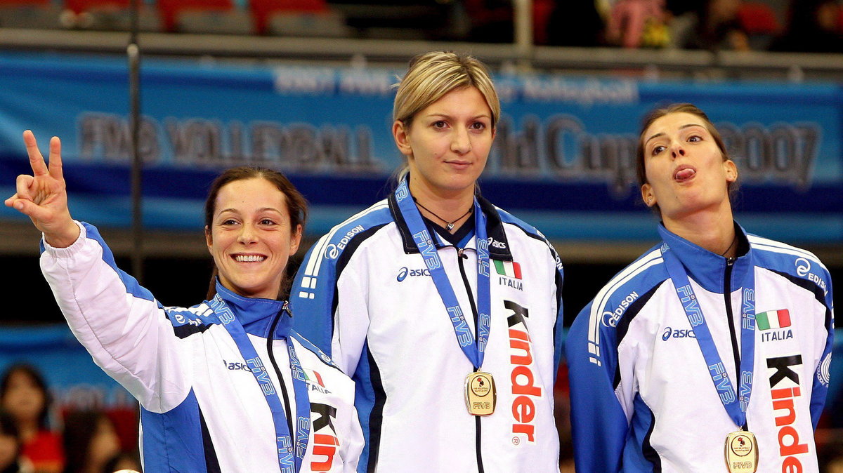 Sara Anzanello (w środku) po zwycięstwie w PŚ 2007