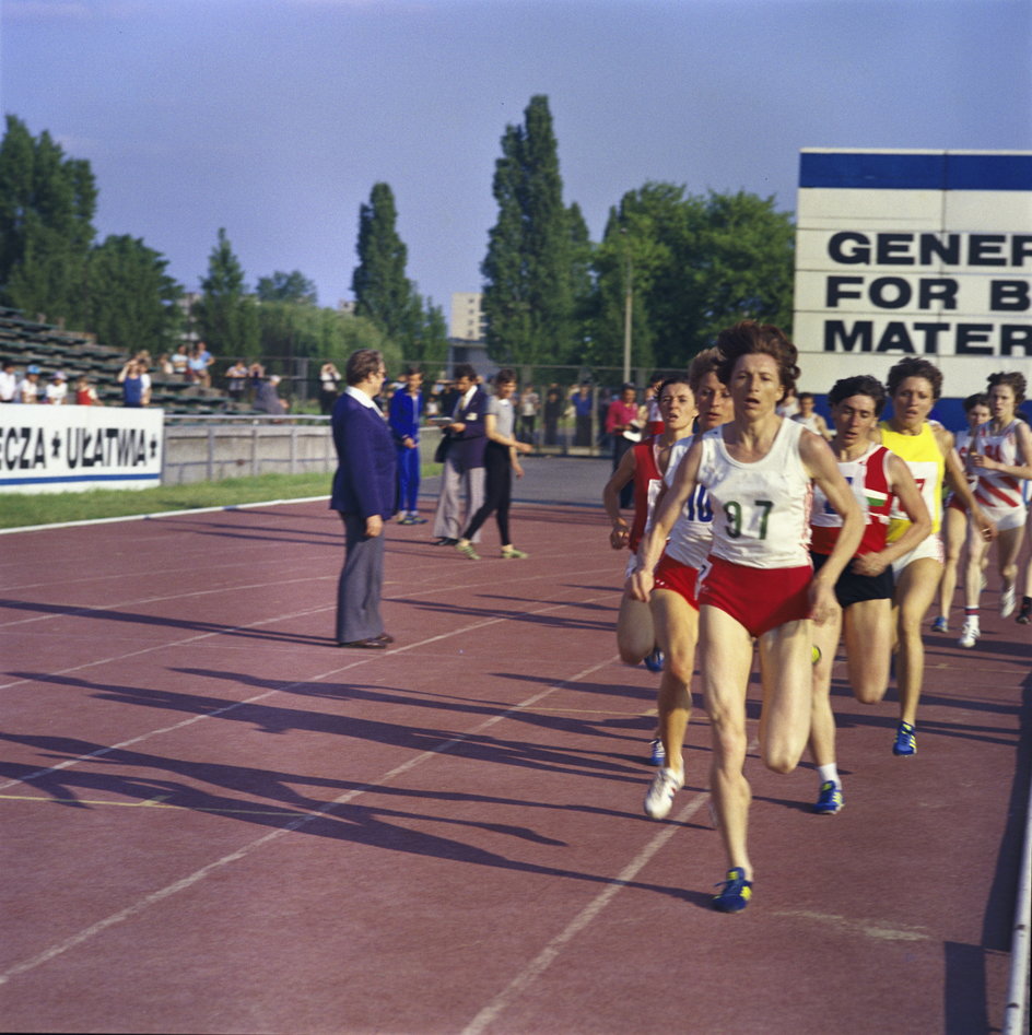 Elżbieta Katolik (na pierwszym planie) podczas XXVI Lekkoatletycznego Memoriału im. Janusza Kusocińskiego (czerwiec 1980 r.)